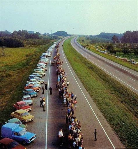 Această fotografie surprinde lanțul uman format de aproximativ 2 milioane de oameni din Estonia, Letonia și Lituania, care și-au unit mâinile pe o distanță de peste 600 de kilometri, exprimându-și dorința de independență față de regimul sovietic.
